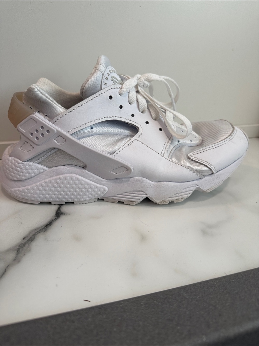 Nike Air Huarache Women’s Size 8 White Sneakers